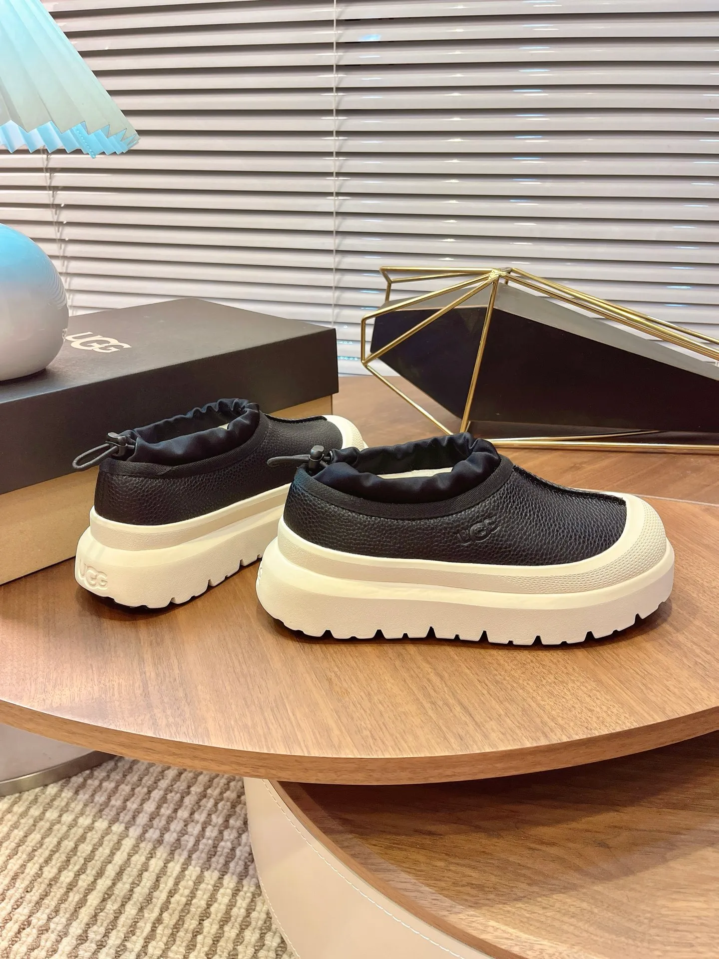 [UGG] P: 520💰 Couple shoes Size: 35-44 [Wang Yibo's same style] UGG2025 new winter style Tasman fashion shoes for men and women 1144096 Ugg new fur shoes for autumn and winter, snow boots, same style for men and women ~ Handsome slip-on, lazy shoes, super easy to put on and take off ~ Suede cowhide fabric ~The soles are molded from original soles, not cheap rubber foam, but made of modern material. The characteristics of this material are that it is light, wear-resistant and non-slip. The outsole has a clear logo imprint, which is comparable to that of a store~